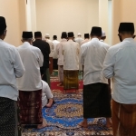 Para kiai dari kawasan Surabaya Raya saat salat malam di lingkungan Pondok Pesantren Amanatul Ummah Jalan Siwalankerto Utara Surabaya, Jumat (5/6/2020) malam. Dalam salat malam berjamaah itu, Prof. Dr. KH. Asep Saifuddin Chalim, M.Ag. bertindak sebagai imam. foto: MMA/ bangsaonline.com