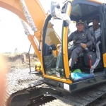 Bupati Fadeli saat mencoba Backhoe baru.