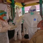 Kepala Dinas Olahraga dan Pemuda (Dispora) Bangkalan Asjari saat melakukan tes swab di Kantor Dinas Wakil Bupati Bangkalan. (foto: ist)