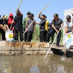 Bupati Sidoarjo Saiful Ilah dan Kepala Dinas PU PR Sigit Setyawan, terlihat membersihkan pinggiran aliran Sungai Desa Balonggarut Kecamatan Krembung, Minggu, (29/4). 