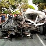 Kondisi pikap yang hancur usai bertabrakan dengan truk tronton di Jalan Raya Desa Lemujut, Kecamatan Krembung, Sidoarjo, Rabu (4/9). Dua orang tewas dalam peristiwa tersebut. foto: CATUR ANDY/ BANGSAONLINE