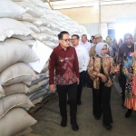 Pj Gubernur Jatim saat meninjau Gapoktan Pojok Kulon, Jombang.