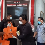 Ketua DPRD Kabupaten Situbondo Edi Wahyudy saat membagikan paket sembako kepada para PKL yang terdampak PPKM Darurat Covid-19. (foto: MURSIDI/BANGSAONLINE)