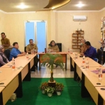 Pj Wali Kota Kediri, Zanariah, saat membuka bimbingan teknis dan workshop BUMD. Foto: Ist