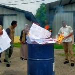 Pemusnahan sisa surat suara oleh KPU disaksikan oleh anggota kepolisian serta anggota bawaslu.
