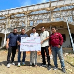GM of CSR SIG, Edy Saraya (kedua kiri) menyerahkan bantuan pembangunan asrama santri kepada Kepala Ponpes Minhaju Al Ihtida’, Ali Yafi (tengah) di Desa Jatisari. FOTO: ist.