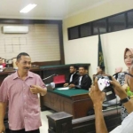 Terdakwa Masduqi, mantan Sekda Nganjuk, usai menjalani persidangan di Pengadilan Tipikor Jatim, Sedati, Sidoarjo.