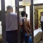 Kedua pelaku pemerkosaan digiring ke sel tahanan Mapolres Situbondo. foto: BANGSAONLINE