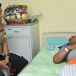 Kapolres Lamongan AKBP Feby DP Hutagalung saat membesuk anggota yang sakit.