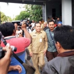 Plt Kepala BPPKAD M. Muktar digelandang petugas Kejari Kresik usai di-OTT. foto: SYUHUD/ BANGSAONLINE
