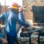 Damkar Pos Waru saat melakukan pembasahan di rumah warga Wedoro Candi gang Gedongan II, Waru, Sidoarjo.