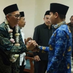 Bupati Trenggalek (kanan) saat menghadiri pelepasan ketua dan 2 hakim pengadilan agama setempat.