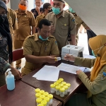 Sejumlah ASN di Lingkungan Pemkab Kediri saat antre untuk mengikuti tes urine. Foto: Ist. 