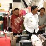 Bupati Sambari HR didampingi Kepala BPPKAD Andhy Hendro W saat berkunjung ke Icon Mall.