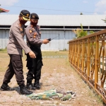 Kapolres Tuban, AKBP Ruruh Wicaksono menunjuk puing reruntuhan patung Konco.