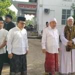 Syaikh Abdul Aziz Ahmad Syahawi Al Husaini saat diajak keliling oleh Prof Dr KH Asep Saifuddin Chalim, MA melihat unit usaha Amanatul Ummah, Selasa (19/7/2022). Foto: M Mas;ud Adnan/ BANGSAONLINE.com