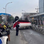 Kondisi gandengan truk pengangkut tetes tebu yang terguling di Flyover Kota Lama, Kota Malang, Senin (4/8/2025).