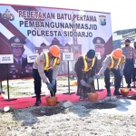 Proses peletakan batu pertama pembangunan Masjid Polresta Sidoarjo. (foto: ist).