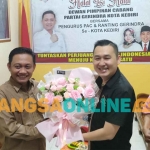 Ronny Siswanto (nomor 3 dari kiri) saat menyerahkan untaian bunga kepada Ketua DPC Gerindra Kota Kediri, Katino. Foto: MUJI HARJITA/BANGSAONLINE