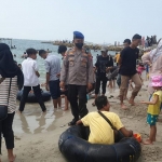 Petugas Satpolairud Polres Gresik saat mendatangi objek wisata Pantai Delegan. Foto: SYUHUD/BANGSAONLINE