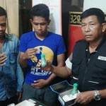 Polisi menunjukkan tersangka dan barang bukti di Mapolsek Buduran, Sidoarjo. foto: catur andy/ BANGSAONLINE