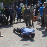 Satgas Penanganan Covid-19 Kabupaten Probolinggo saat melakukan operasi penegakan disiplin protokol kesehatan. (foto: ist).