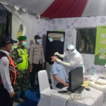 Petugas medis saat lakukan rapid test terhadap salah satu pemudik. foto: ist.