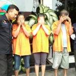 Ketiga tersangka bersama petugas di Mapolres Tanjung Perak. foto: ekoyono/BANGSAONLINE