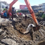 Eskavator didatangkan untuk menangani ambruknya bangunan di pertokoan Jompo, Jalan Sultan Agung, Jember. Jalan ini ditutup sementara untuk keperluan perbaikan.