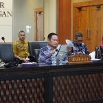 Bupati Lamongan, Yuhronur Efendi, saat konferensi pers memaparkan 3 program pemkab yang masuk finalis Kovablik Jawa Timur 2025.