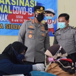 Kapolresta Sidoarjo, Kombes Pol. Kusumo Wahyu Bintoro, saat meninjau vaksinasi Covid-19 untuk anak usia 6-11 tahun.