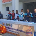 BNNK Tuban mengamankan kedua pelaku pengedaran pil koplo.