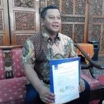 Bupati MKP saat memamerkan surat dukungan Nasdem atas dirinya. (foto: yudi eko purnomo/BANGSAONLINE)
