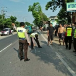 Petugas Satlantas Polres Tuban melakukan olah TKP kecelakaan di jalur pesisir utara Tuban. foto: Gunawan/ bangsaonline.com