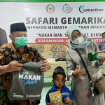 Anggota Komisi IV DPR RI, Muhtarom menyerahkan bantuan paket Gemarikan secara simbolis.