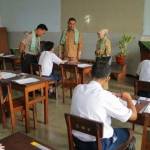 Wali Kota Malang, HM. Anton, didampingi Sekkota Malang, saat meninjau pelaksanaan UN di SMPN 1. foto: iwan irawan/ BANGSAONLINE