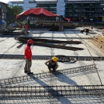 Aktivitas para pekerja dalam pembangunan Jembatan Joyoboyo. (foto: ist). 