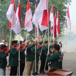 DPD LDII Gresik saat pembukaan Gerakan Kerja Bakti Nasional dan penerimaan bendera merah putih dari Kesbangpol Gresik. Foto: SYUHUD/ BANGSAONLINE.