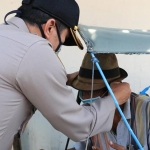 Kapolres Pasuruan, AKBP Rofiq Ripto Himawan S.IK., S.H., M.H., saat membagikan sembako dan masker kepada tukang becak. (foto: ANDY FACHRUDIN/ BANGSAONLINE).