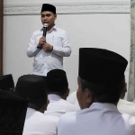  Bupati Mojokerto Dr Muhammad Al Barra (Gus Bara) saat menyampaikan sambutan dalam dalam acara shalat malam dan istighatsah di Pendopo Peringgitan Kabupaten Mojokerto, Sabtu (26/7/2025) malam. Foto: bangsaonline
