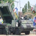 Nampak sejumlah alutsista dipamerkan di alun-alun Lamongan dalam peringatan HUT TNI ke-70. foto: haris/BANGSAONLINE