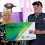 Gubernur Khofifah saat memberi apresiasi kepada salah satu pilar kesejahteraan sosial di GOR Ken Arok.