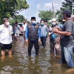 TURUN LANGSUNG: Hudiyono meninjau kondisi banjir di Perum Citraloka Desa Bluru Kidul, Sidoarjo, Rabu (17/2/2021). foto: istimewa