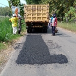 Petugas PU Bina Marga saat melakukan perbaikan jalan.