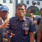 Plt Kasatpol PP Kota Blitar Hakim Sisworo (tengah) saat menyegel karaoke Maxi Brillian.