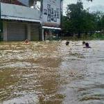 Banjir bandang melumpuhkan aktivitas Kota Sampang. (ft: ahmad bahri/ BANGSAONLINE)