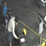 Tangkap layar CCTV saat pelaku terlihat jelas menggondol sepeda motor korban dalam hitungan detik
