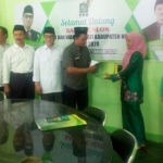 Nuri Karimatunnisa, kader dari Muslimat NU Ngawi saat mengambil formulir pendaftaran bacabup di kantor DPC PKB Ngawi, Selasa (14/1).