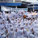 Siswa-siswi SMAN 1 Gondanglegi Malang saat mendemo sekolahnya sendiri.