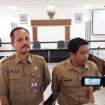 Juru Bicara Tim Komunikasi Penanganan Covid di Pemkab Kediri dr. Bambang Triono Putro didampingi Ketua Gugus Tugas Percepatan Penanganan Covid-19 Kabupaten Kediri yang juga Plt. Kepala Pelaksana BPBD Kab. Kediri Slamet Turmudi, Senin (23/3)